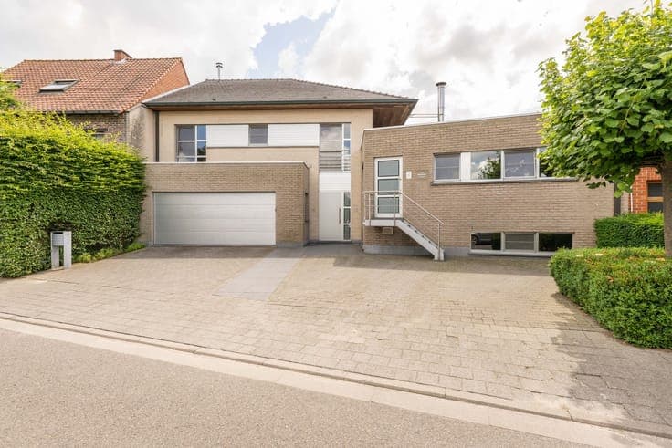 Ruime woning met praktijkruimte te Ruiselede.