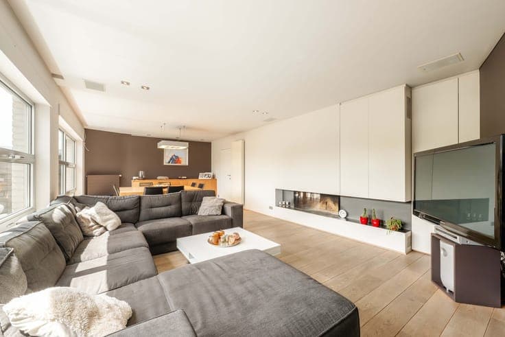 Ruime woning met praktijkruimte te Ruiselede.