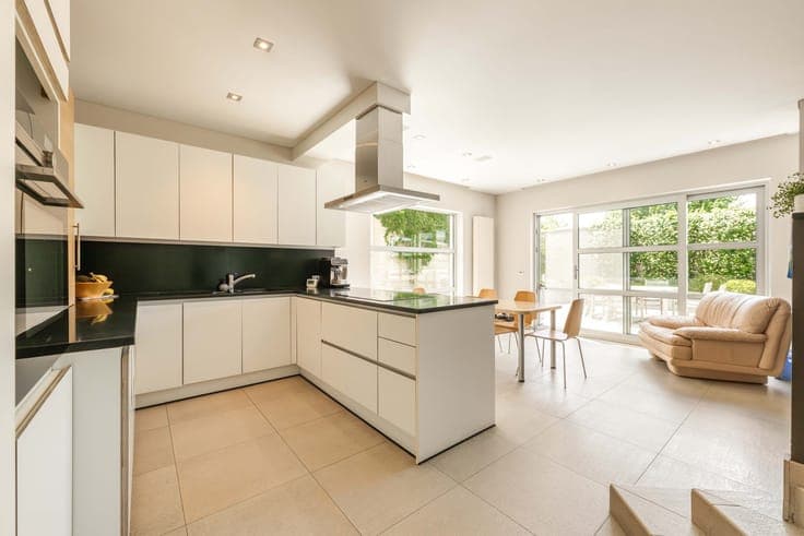 Ruime woning met praktijkruimte te Ruiselede.