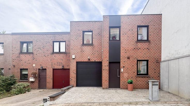 Spacious house with 4 bedrooms, a home office, garden and ga