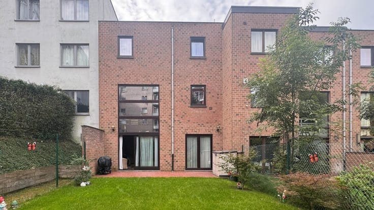 Spacious house with 4 bedrooms, a home office, garden and ga
