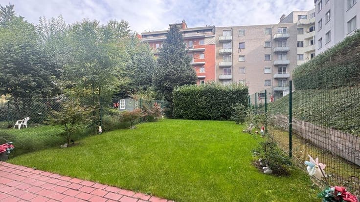 Spacious house with 4 bedrooms, a home office, garden and ga