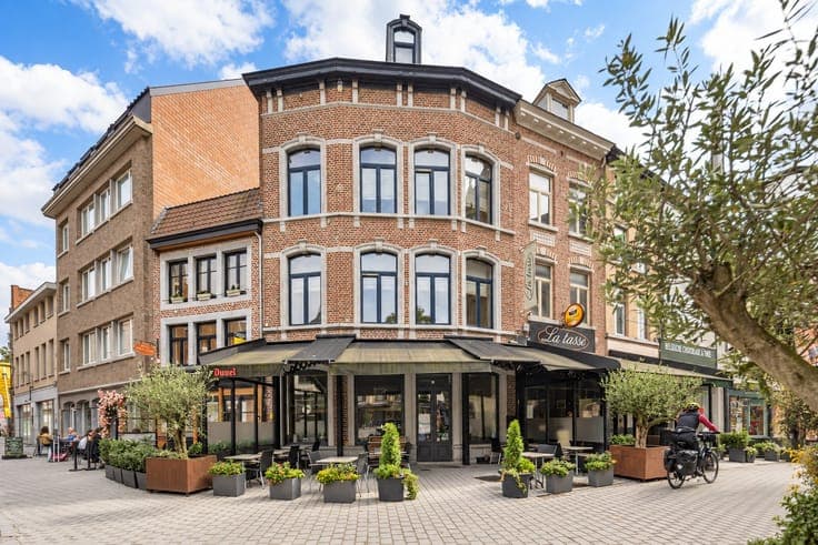 Karaktervol handelshuis met restaurant en ruime woonst op...