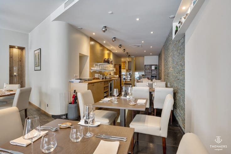 Karaktervol handelshuis met restaurant en ruime woonst op...