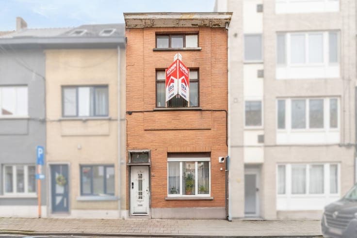 Spacious house with 6 bedrooms & 3 bathrooms