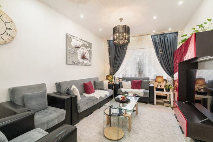 Spacious house with 6 bedrooms & 3 bathrooms