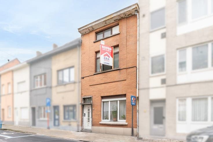 Spacious house with 6 bedrooms & 3 bathrooms