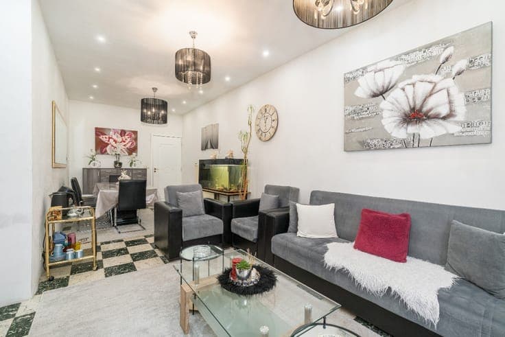 Spacious house with 6 bedrooms & 3 bathrooms