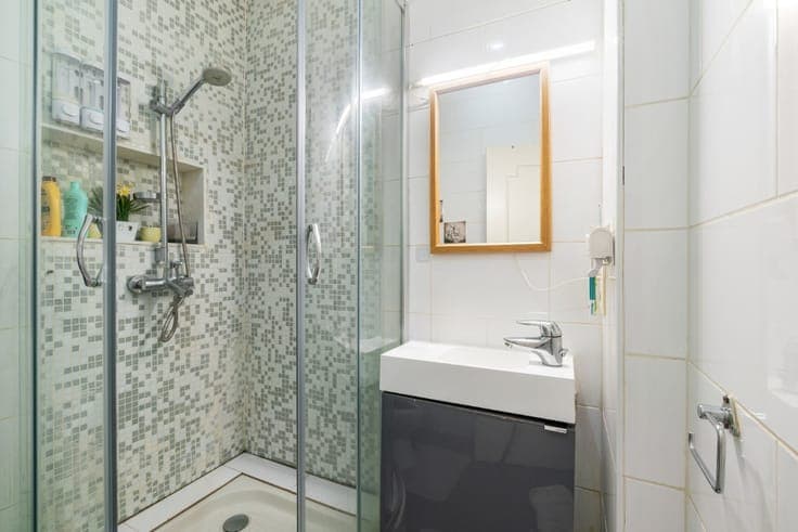 Spacious house with 6 bedrooms & 3 bathrooms