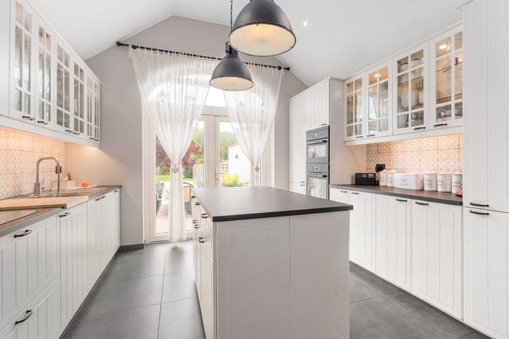 For sale: house with large garden in Westende