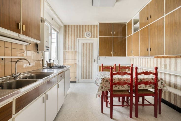 Spacious solid house with garage and garden