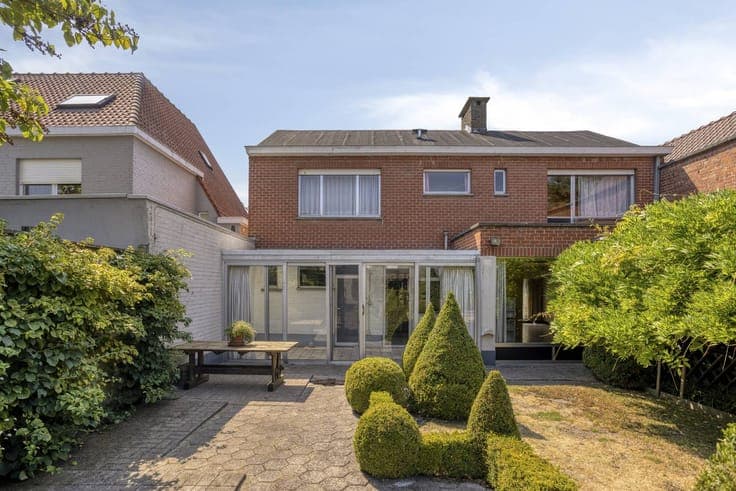 Spacious solid house with garage and garden