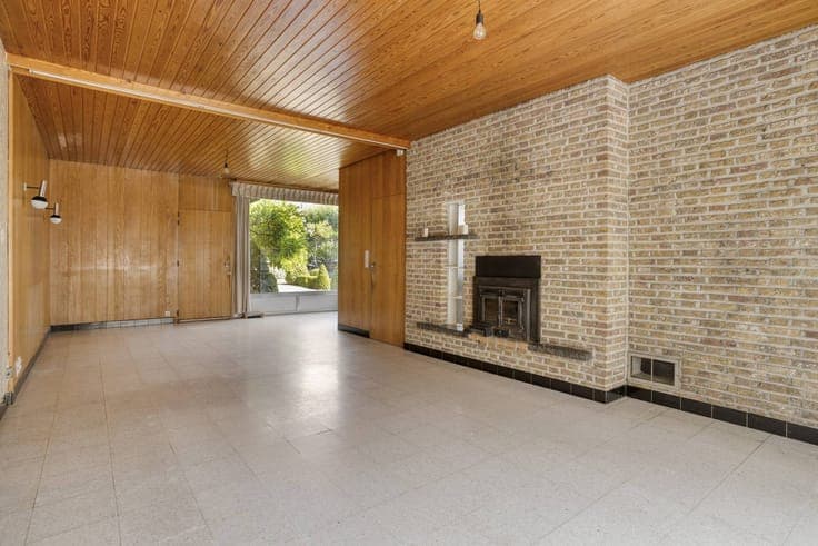 Spacious solid house with garage and garden
