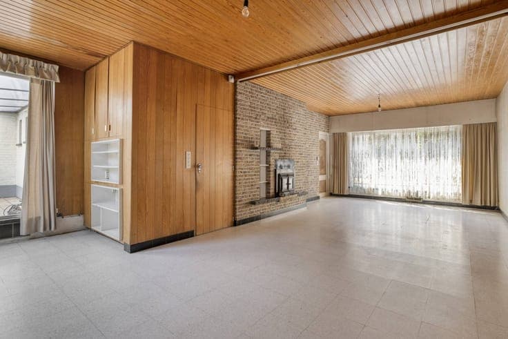 Spacious solid house with garage and garden