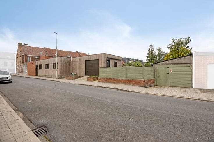 Ruime halfopen woning met 4 slaapkamers, garage, 24 zonne...