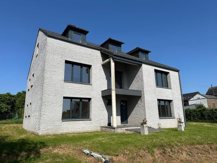 Bioclimatic semi-bunker · 5 bed · Endless potential