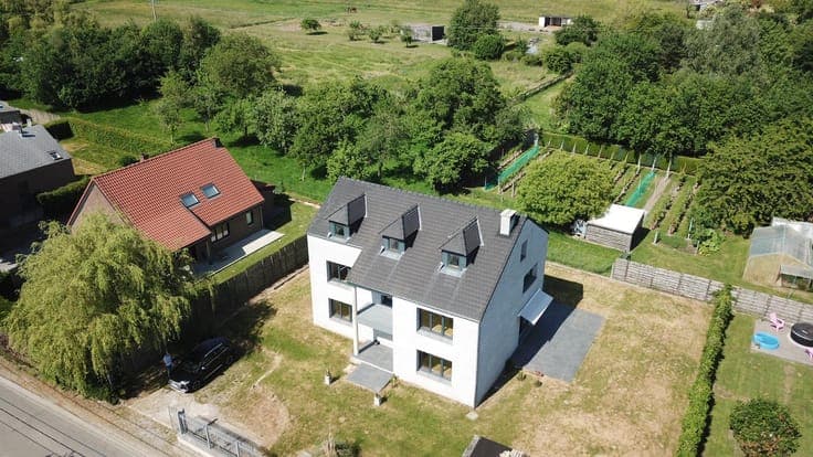 Bioclimatic semi-bunker · 5 bed · Endless potential