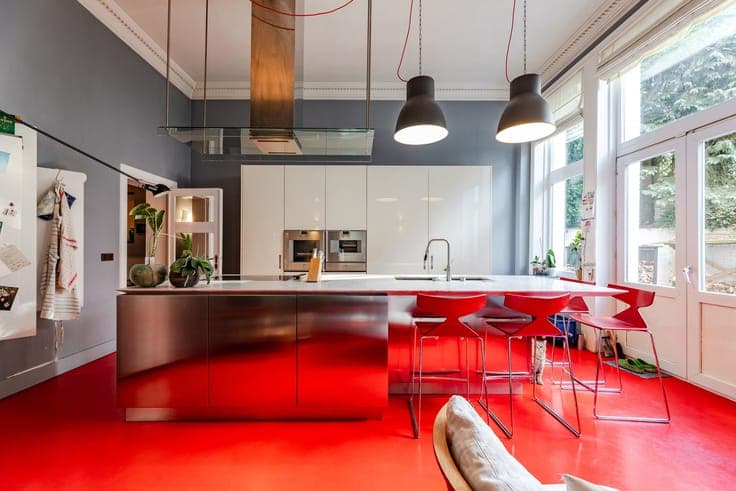 An elegant three-sided house in the heart of the Hamoir
