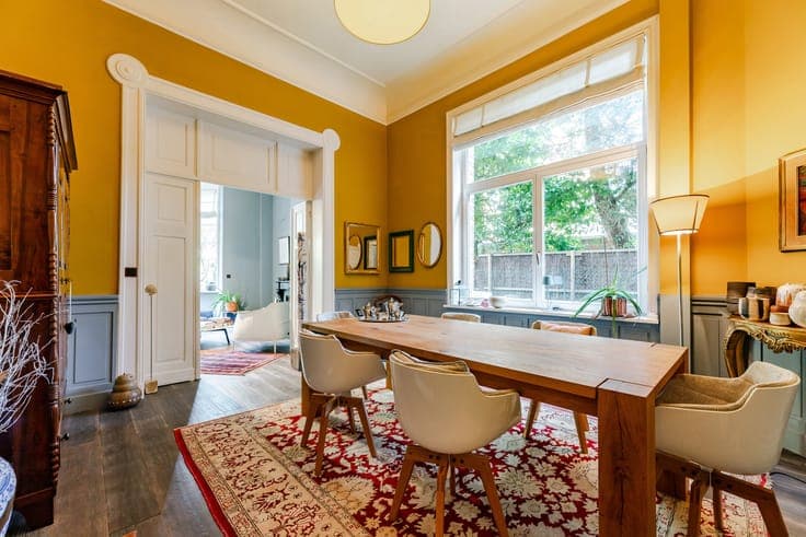 An elegant three-sided house in the heart of the Hamoir