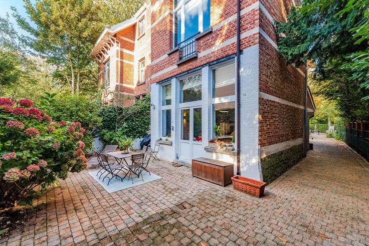 An elegant three-sided house in the heart of the Hamoir