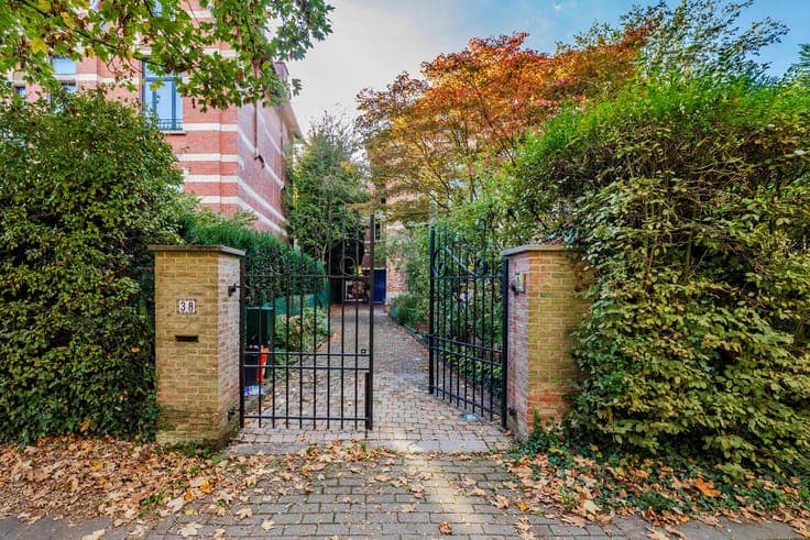 An elegant three-sided house in the heart of the Hamoir