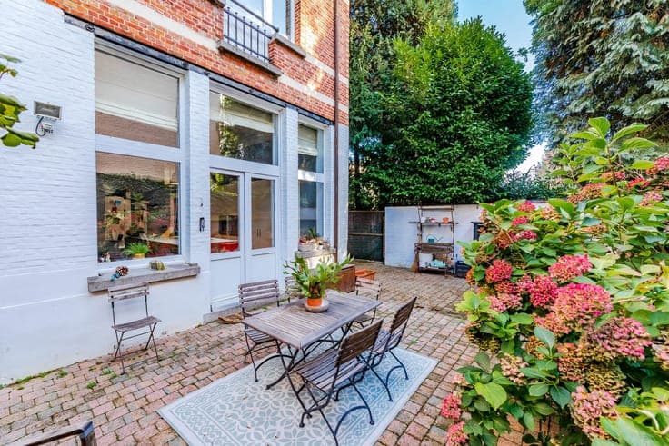 An elegant three-sided house in the heart of the Hamoir