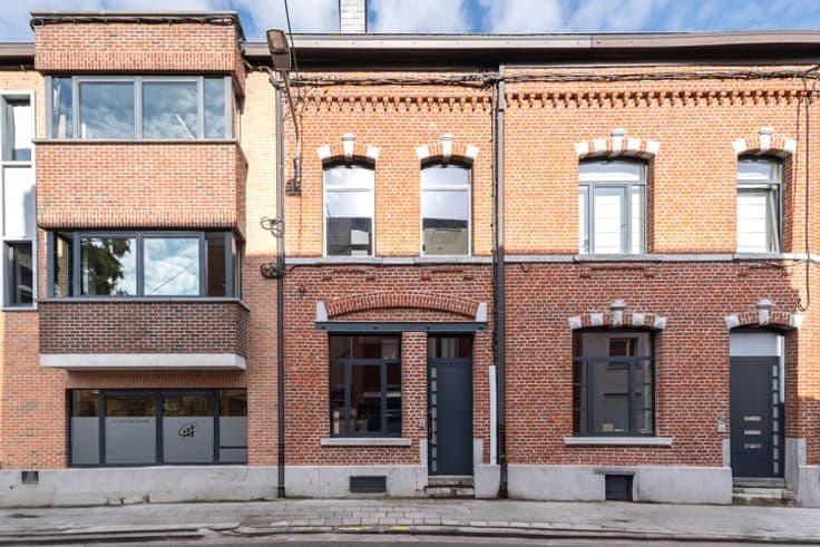 House with South-Facing Terrace and Secure Parking