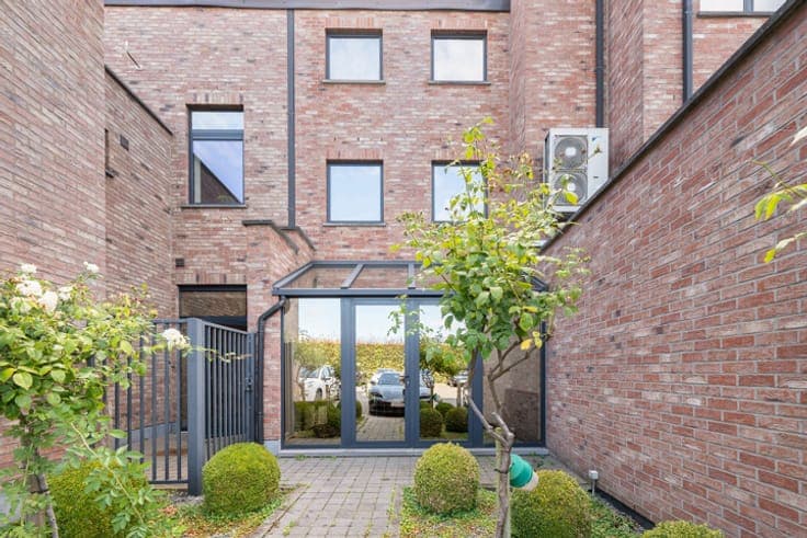 House with South-Facing Terrace and Secure Parking