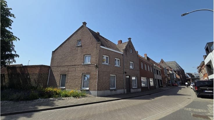 Op te frissen 5-slaapkamerwoning met GARAGE en BINNENTUIN...