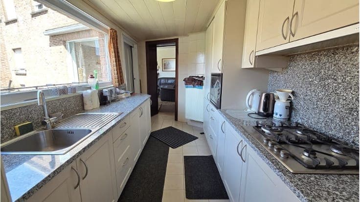 Op te frissen 5-slaapkamerwoning met GARAGE en BINNENTUIN...