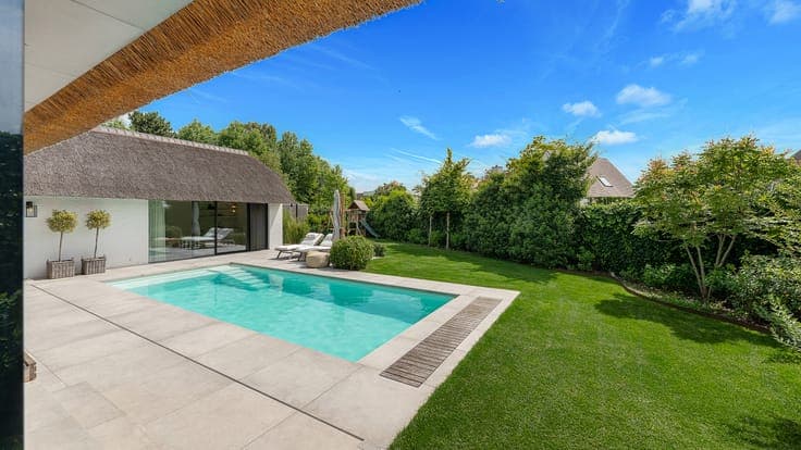 Luxury villa with pool on 1,072 m² in residential area