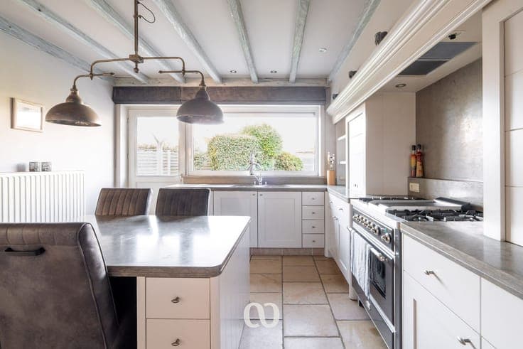Ready-to-move-in family home with 4 bedrooms and garden.