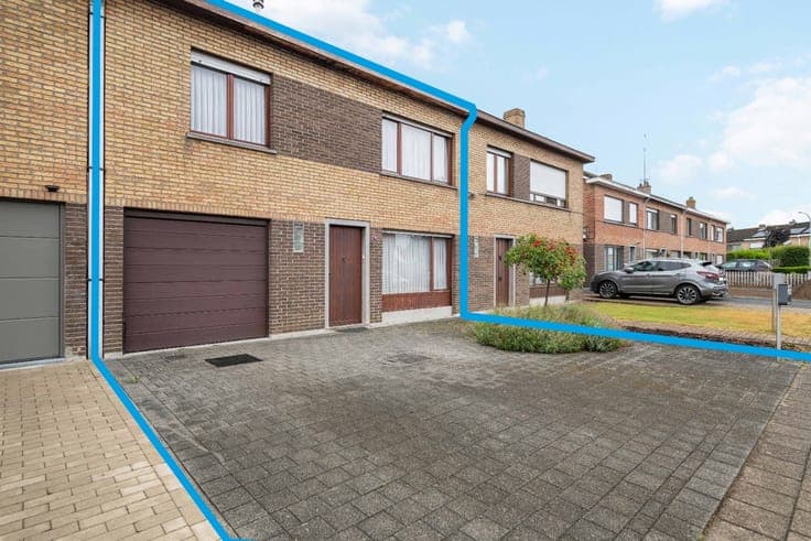 A lot of potential: to refresh 3-bedroom house with GARDEN