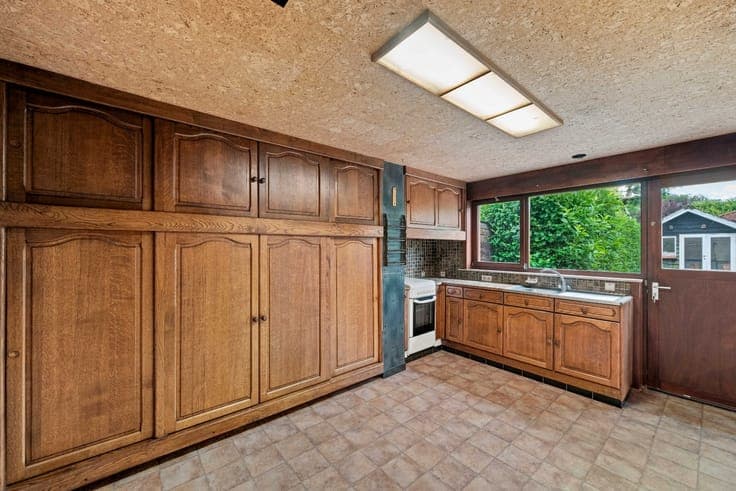A lot of potential: to refresh 3-bedroom house with GARDEN