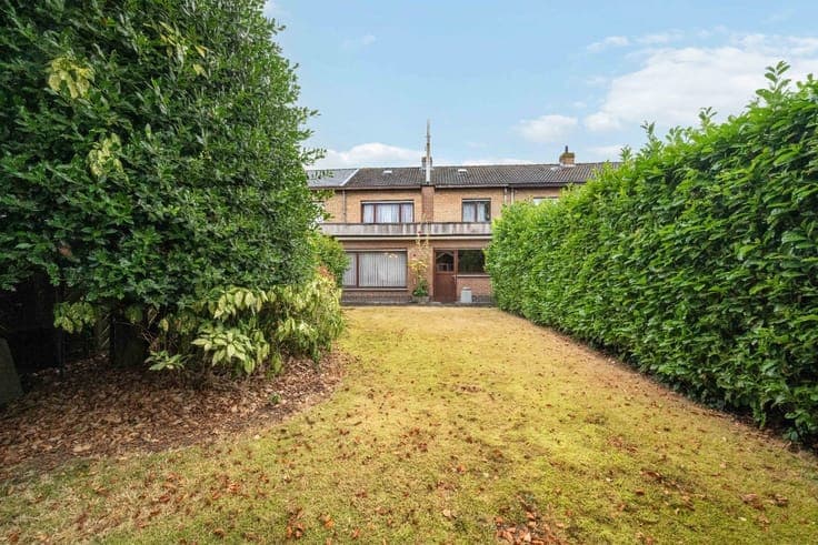 A lot of potential: to refresh 3-bedroom house with GARDEN