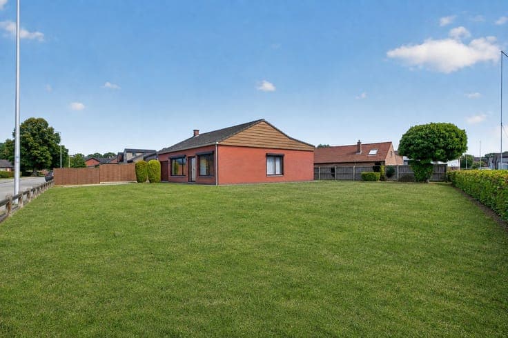 Goed onderhouden gelijkvloerse woning op ruim perceel met...