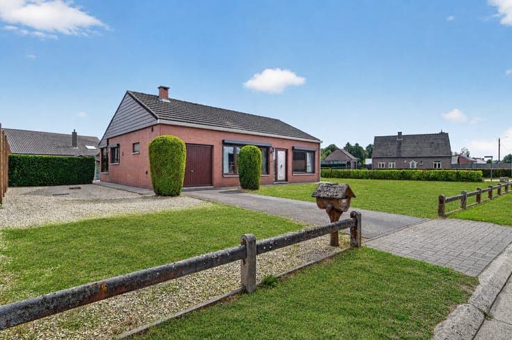 Goed onderhouden gelijkvloerse woning op ruim perceel met...