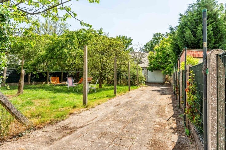 Gezinswoning met diepe tuin en dubbele garage.