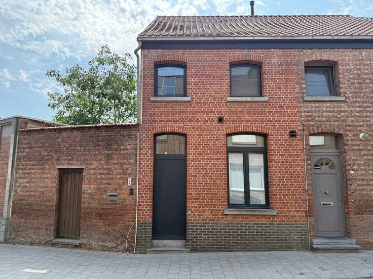 Super charming, fully renovated home with garden and garage