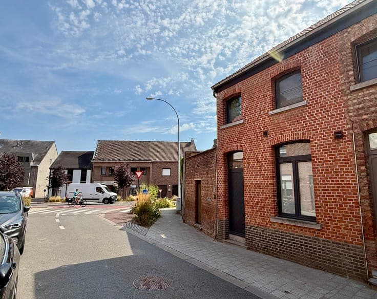 Super charming, fully renovated home with garden and garage