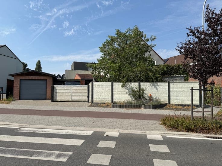Super charming, fully renovated home with garden and garage