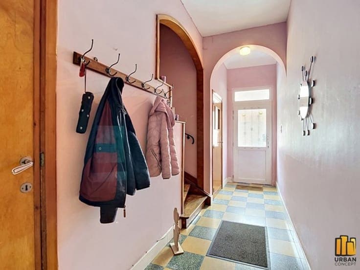Investment/House 6 Bedrooms, 2 Kitchens, 3 Bathrooms, garden