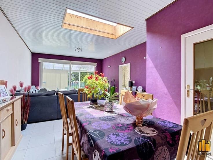 Investment/House 6 Bedrooms, 2 Kitchens, 3 Bathrooms, garden