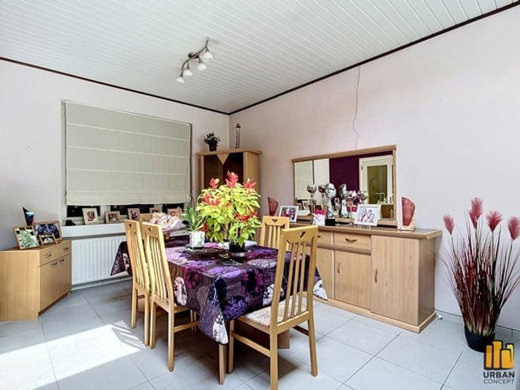 Investment/House 6 Bedrooms, 2 Kitchens, 3 Bathrooms, garden