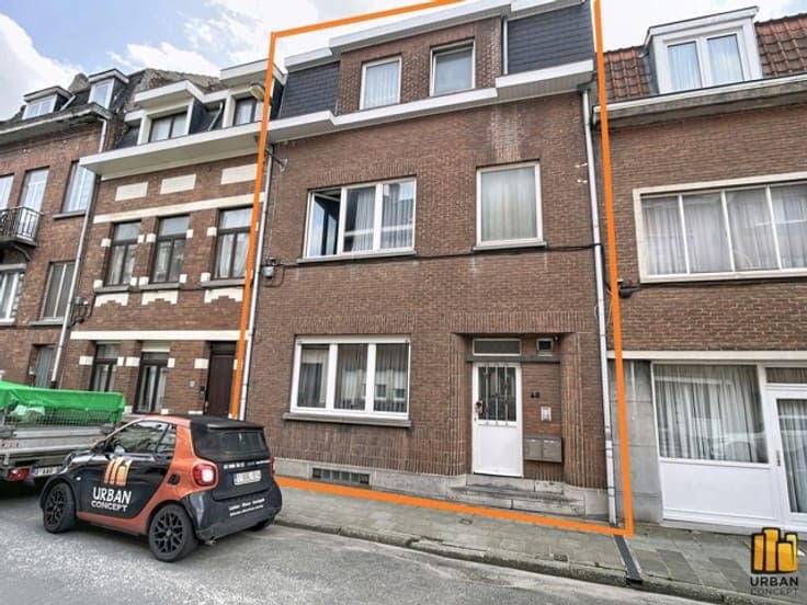 Investment/House 6 Bedrooms, 2 Kitchens, 3 Bathrooms, garden