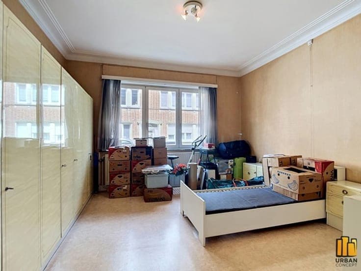 Investment/House 6 Bedrooms, 2 Kitchens, 3 Bathrooms, garden