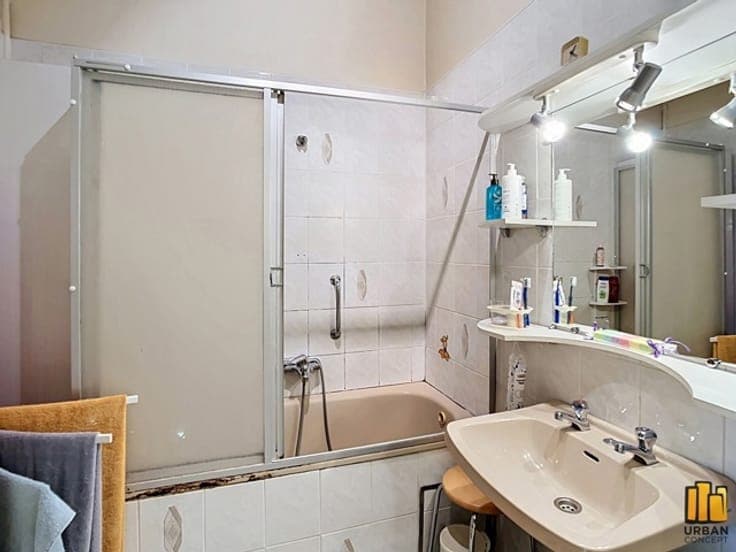 Investment/House 6 Bedrooms, 2 Kitchens, 3 Bathrooms, garden