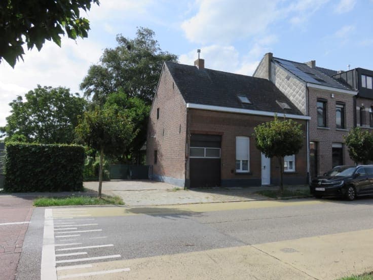 Totaal te renoveren woning op groot perceel van ca. 1270m²