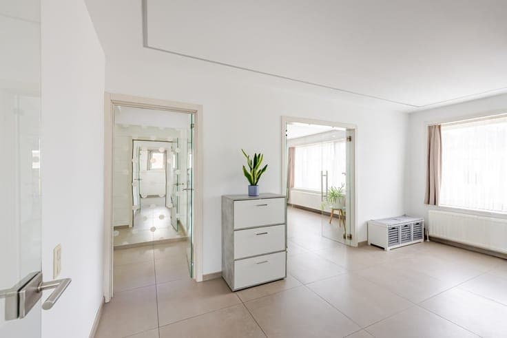 Versatile commercial property with showroom, workshop and sp