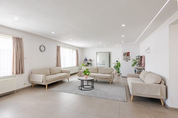 Versatile commercial property with showroom, workshop and sp